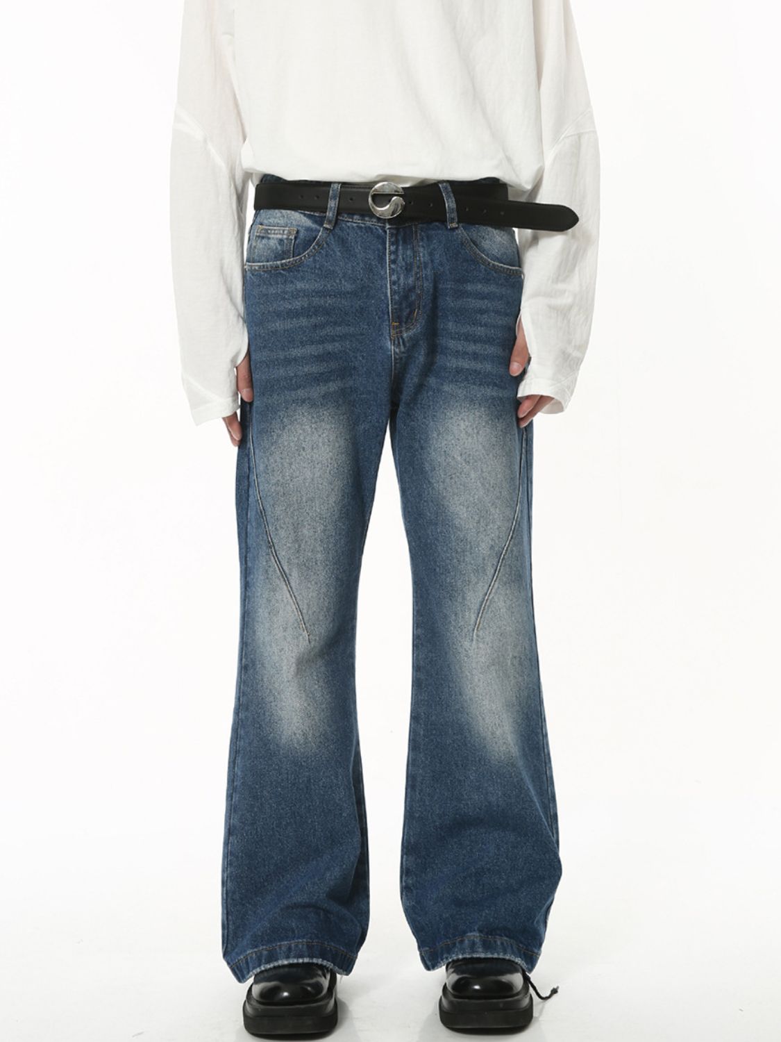 Men's mid rise jeans with pockets in blue denim, featuring a basic style and no stretch.