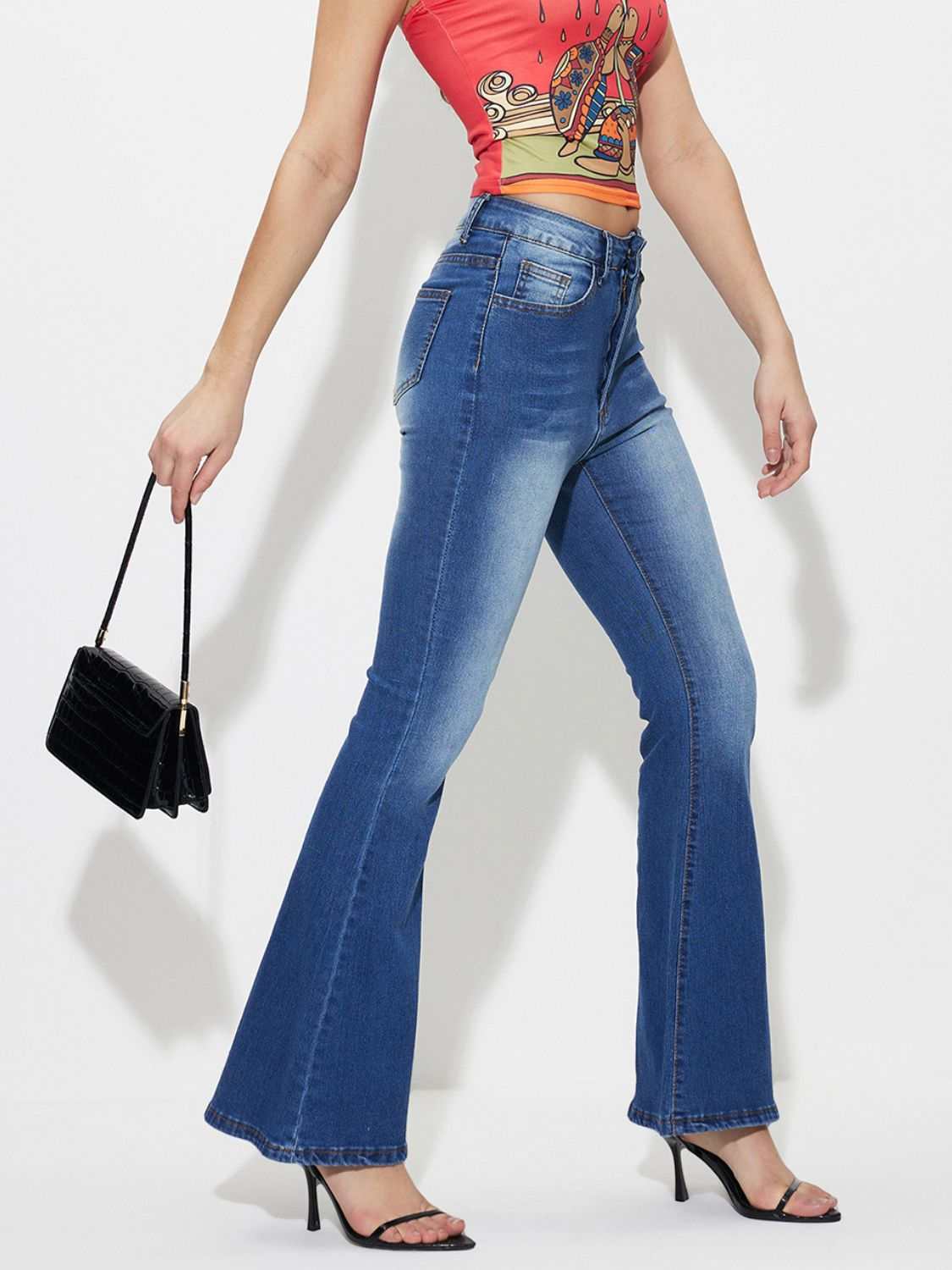 Mid-rise waist bootcut jeans with pockets, button closure, no stretch; made of 85% cotton and 15% polyester.
