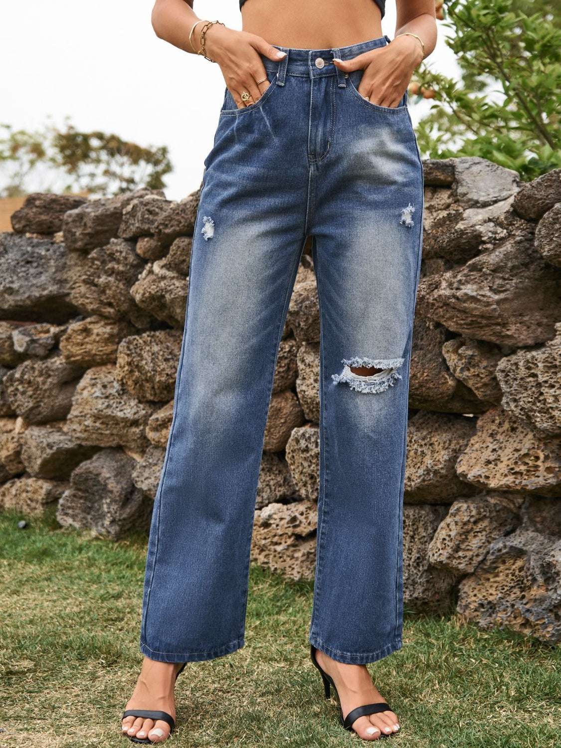 Distressed jeans with pockets, slightly stretchy, blue denim.