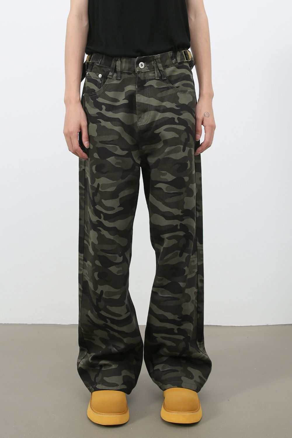 Men's camouflage jeans with pockets, 100% cotton, basic style.