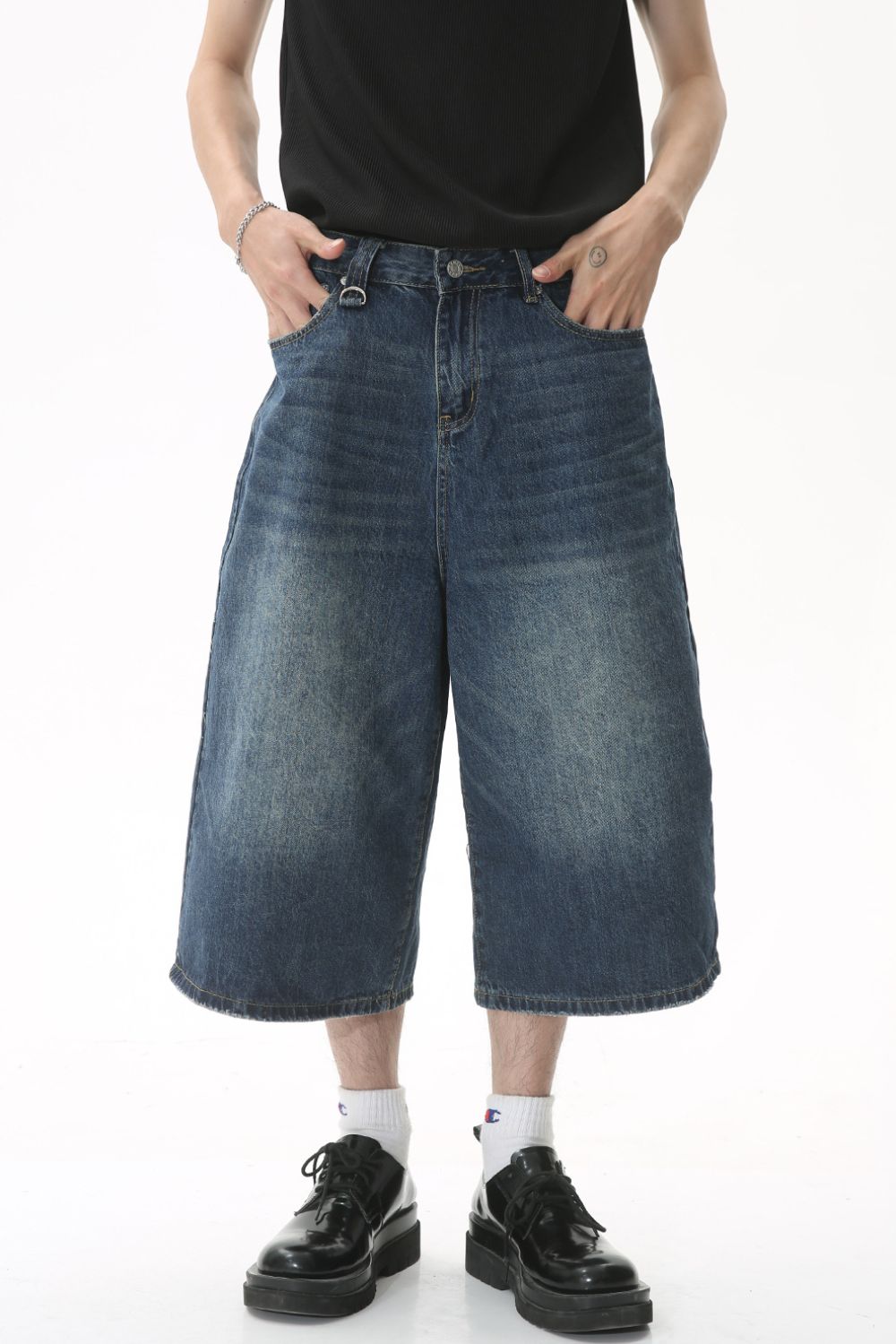 Wide leg cropped jeans without stretch for versatile style.