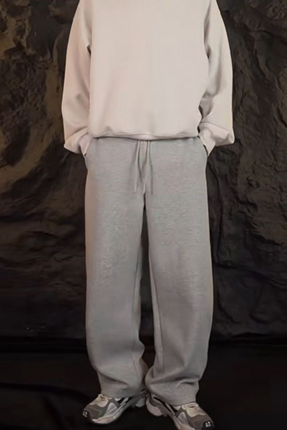 Men's drawstring straight-leg sweatpants in gray fabric.