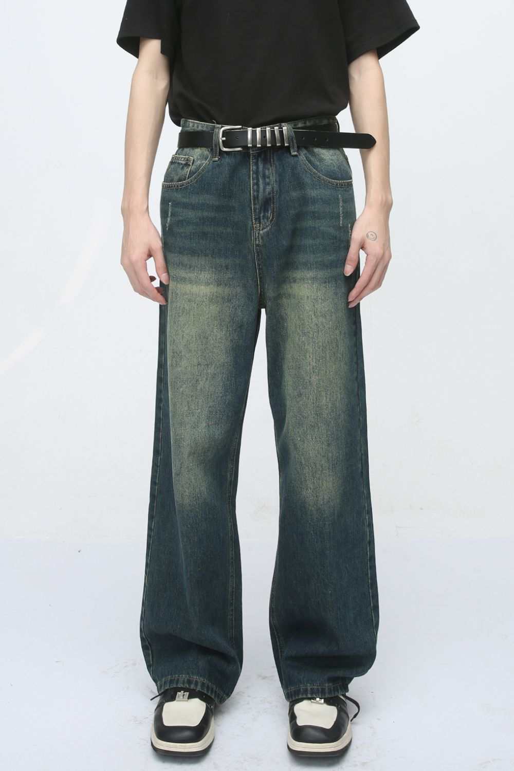 Baggy jeans with pockets in dark denim.