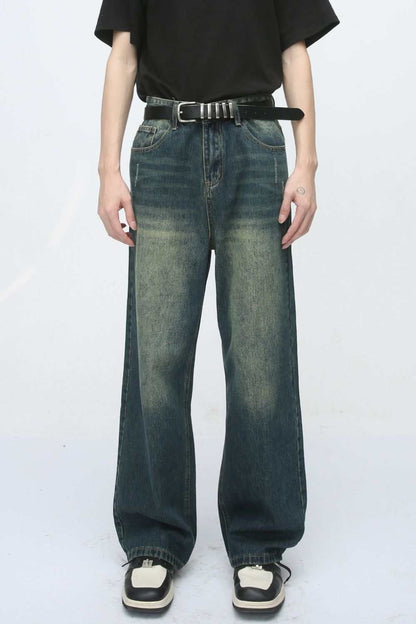 Baggy jeans with pockets in dark denim.