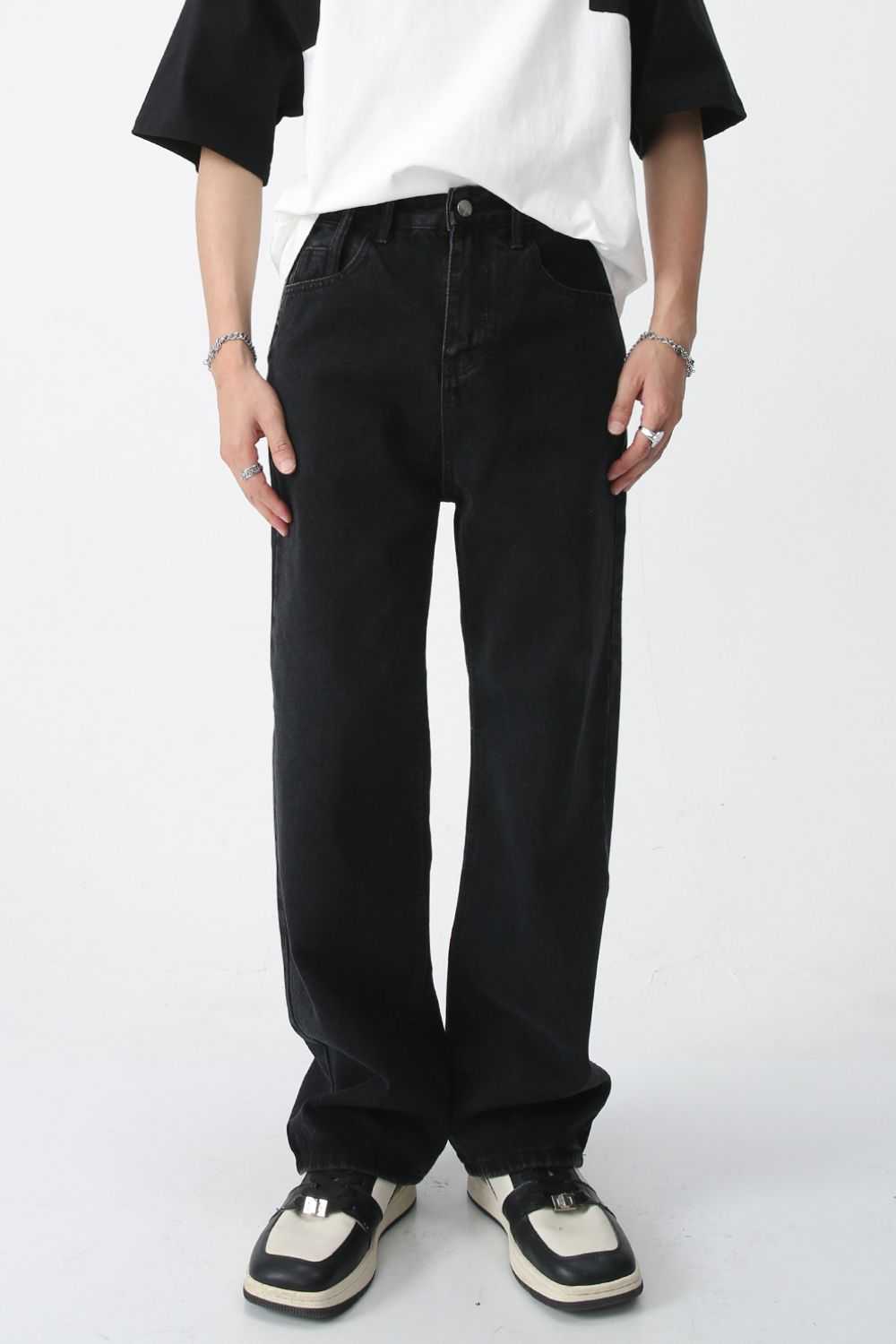 Baggy jeans with pockets in black, non-stretch cotton blend, modeled with casual footwear.