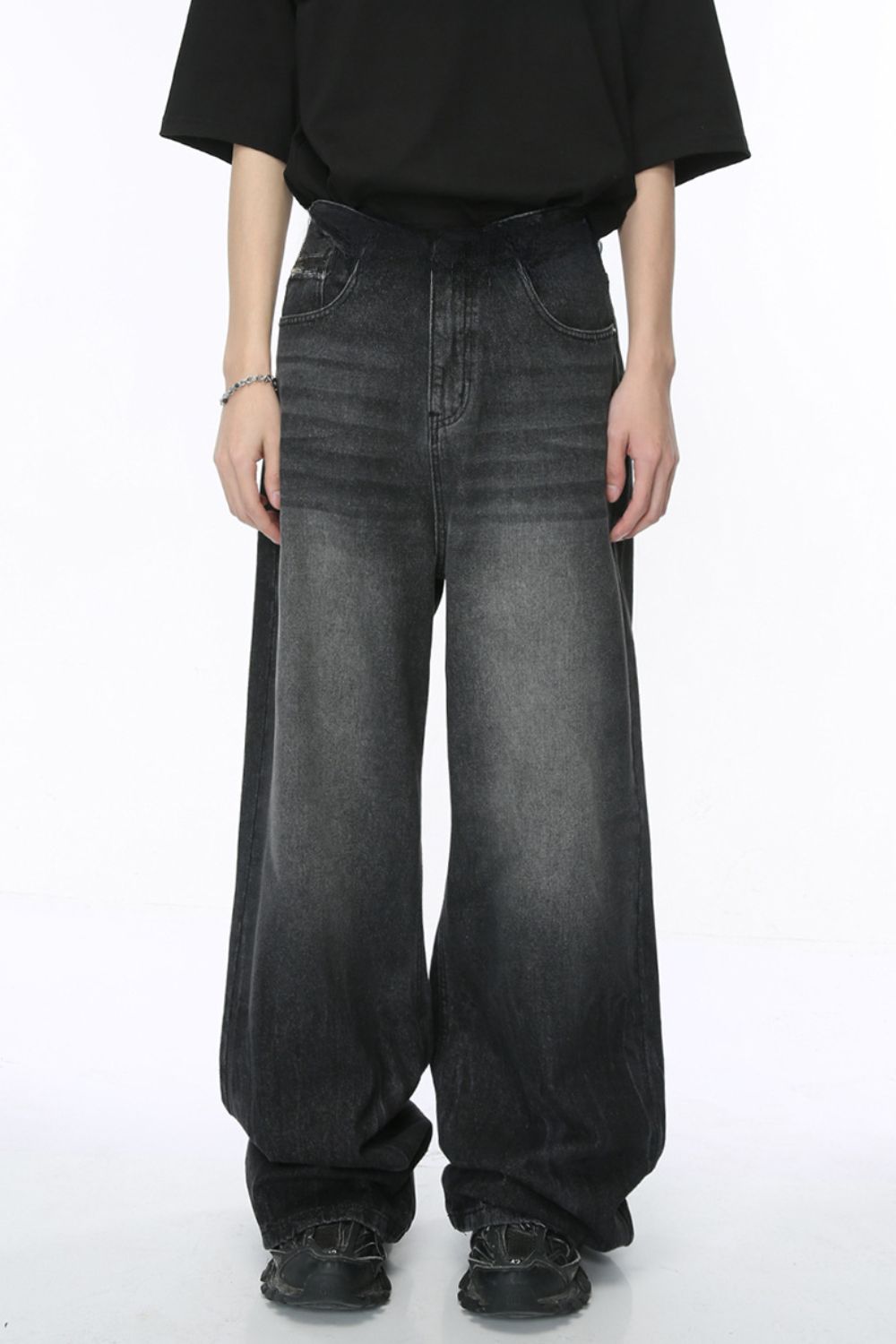 Wide leg jeans with pockets in black, basic style, no stretch.