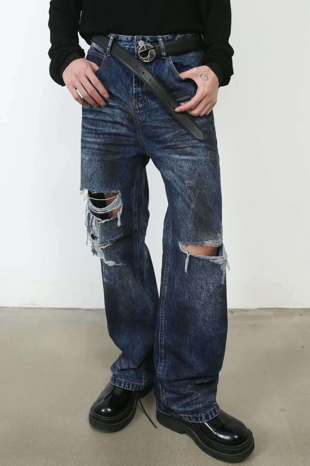 Men's distressed jeans with pockets, featuring a basic style and ripped design.