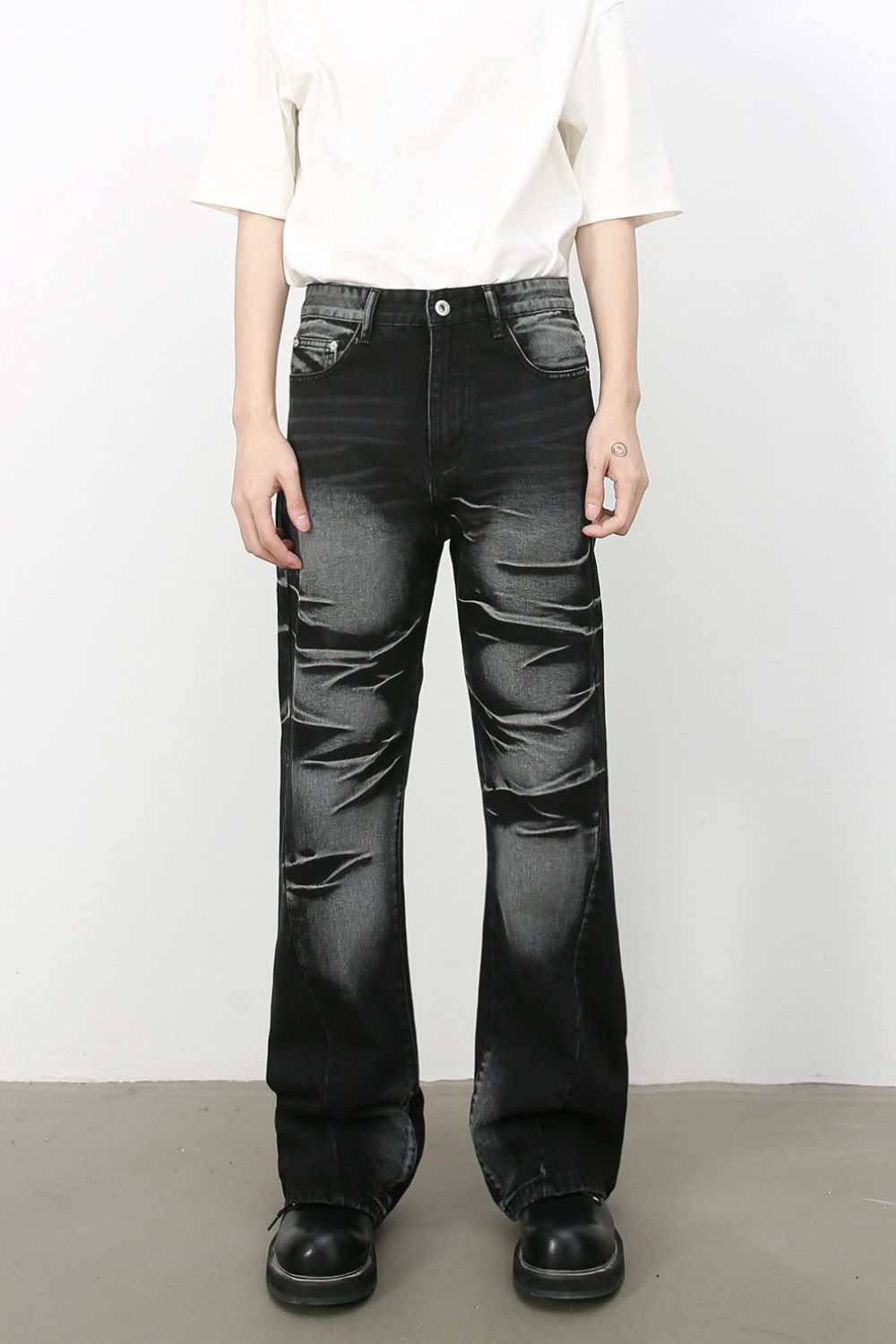 Men's bootcut jeans with pockets, no stretch, black denim style.