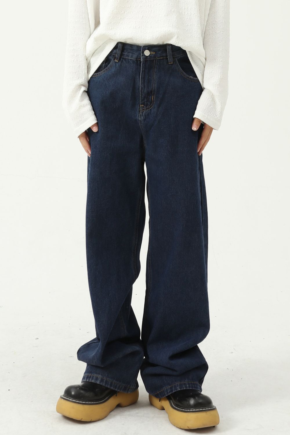 Mid Rise Jeans with Pockets, no stretch, 77% cotton.