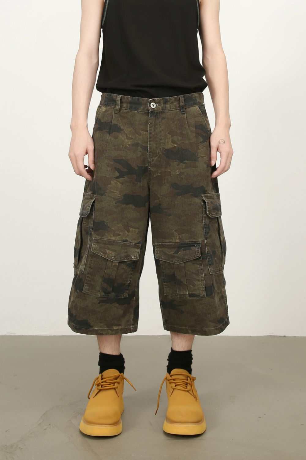 Men's camouflage wide leg cargo jeans with pockets, featuring basic style and pocket details.