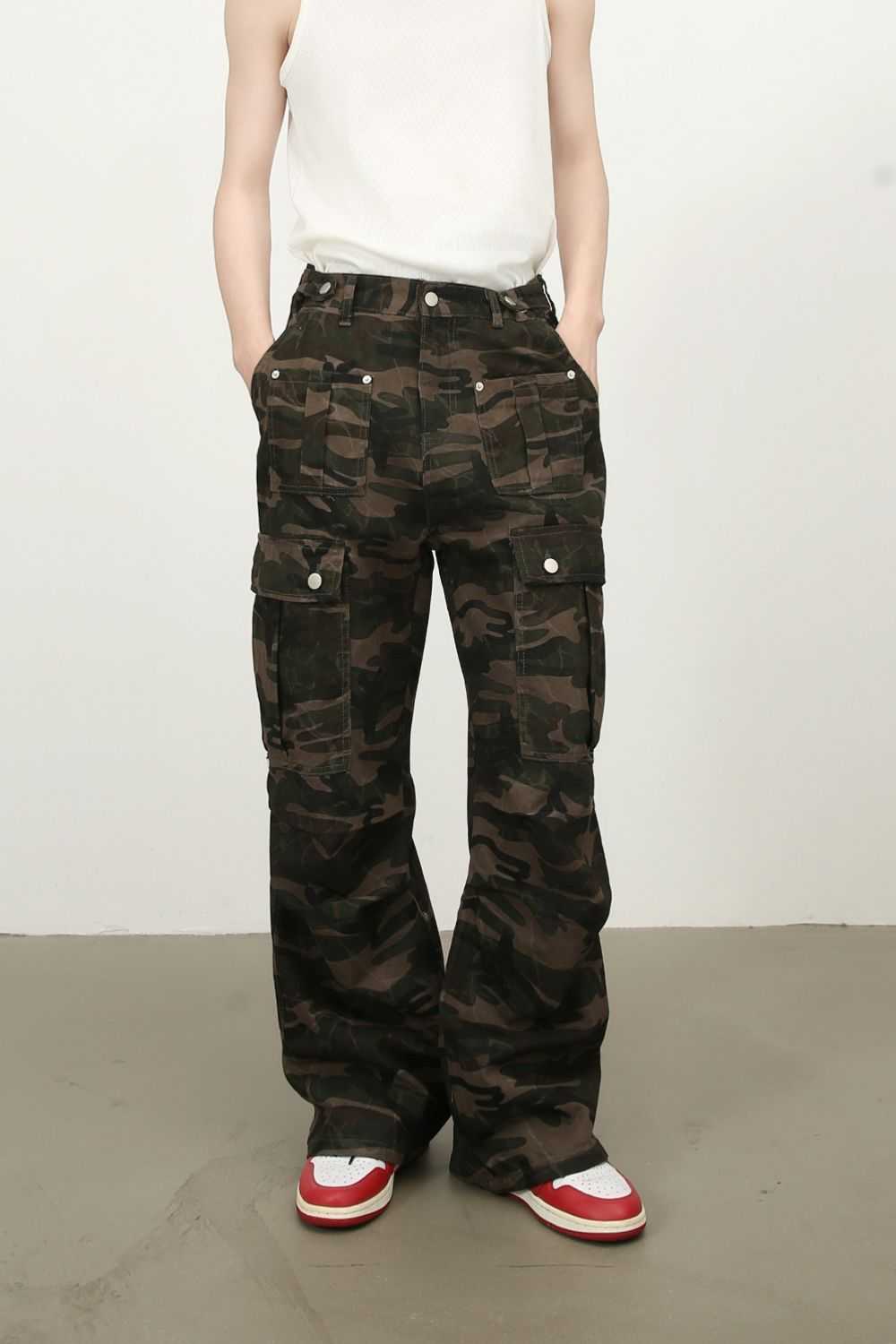Men's camouflage jeans with cargo pockets, 100% cotton, no stretch.