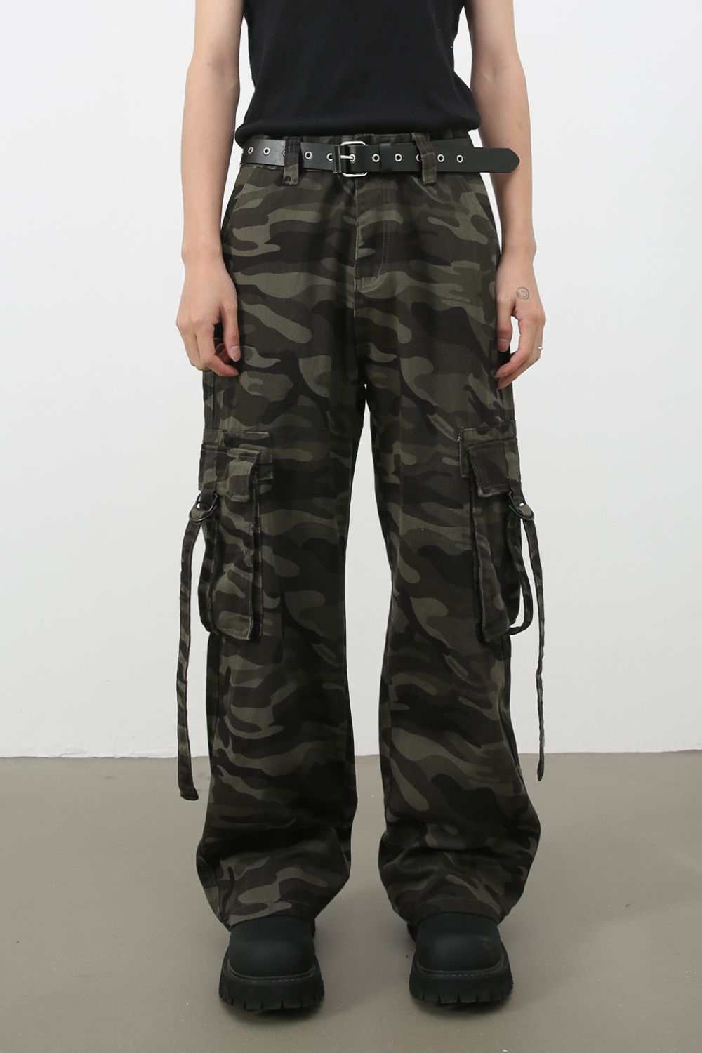 Men's camouflage cargo jeans with pocketed design.