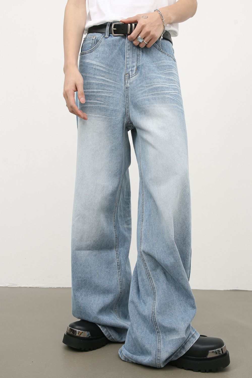 Men's wide leg jeans, light wash, basic style, pocketed.