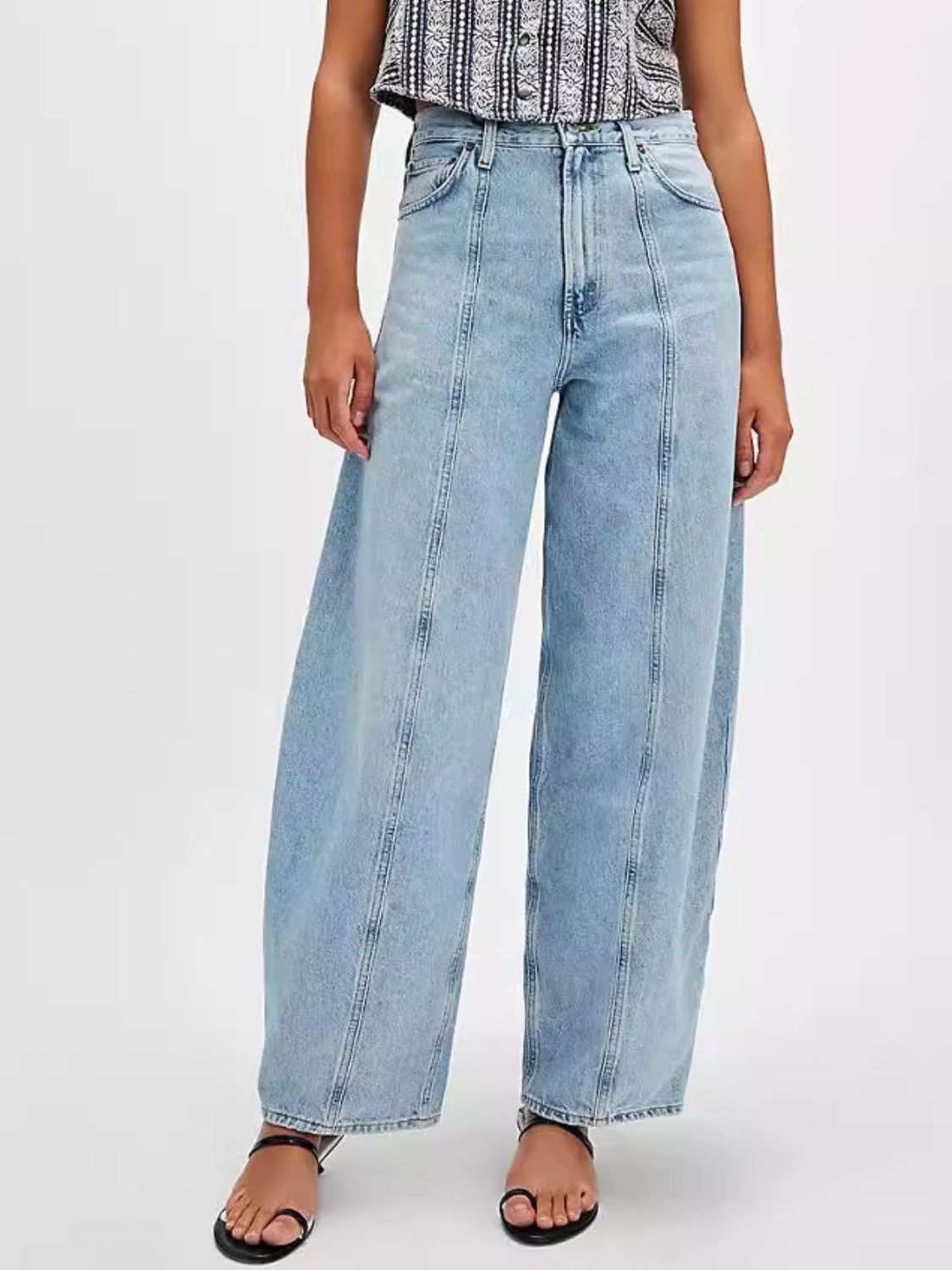 Wide leg jeans with pockets, buttoned, 65% cotton, 35% polyester.