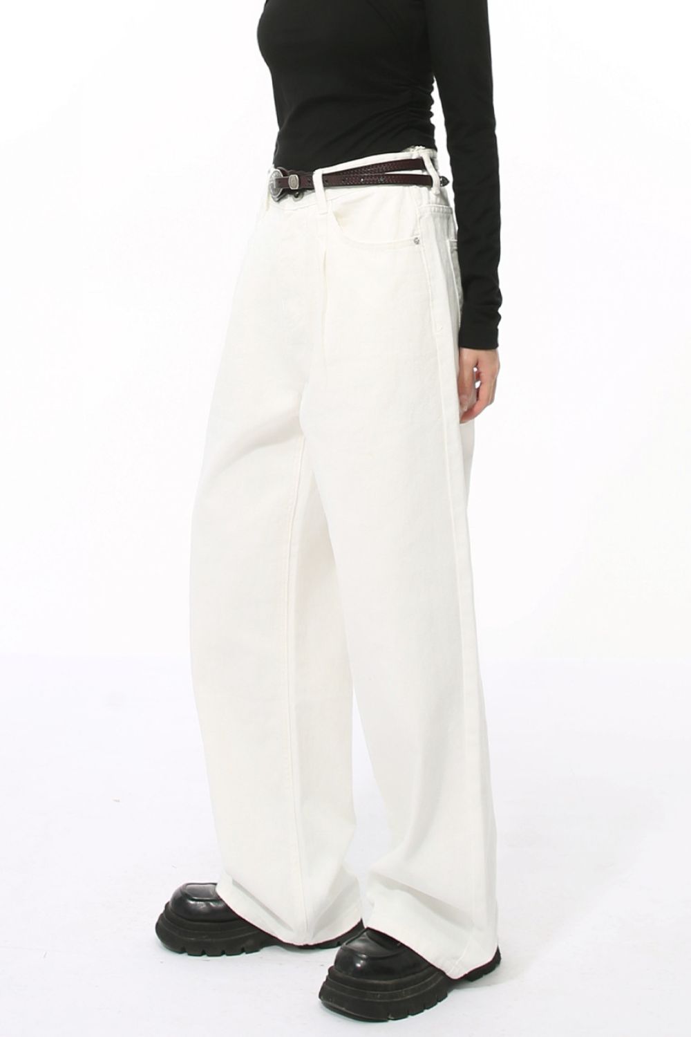 Wide leg jeans with pockets in white, basic style, 98% cotton, no stretch.