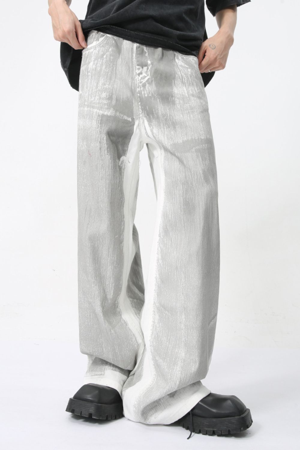 Wide leg jeans with pockets in silver, featuring basic style and no stretch.