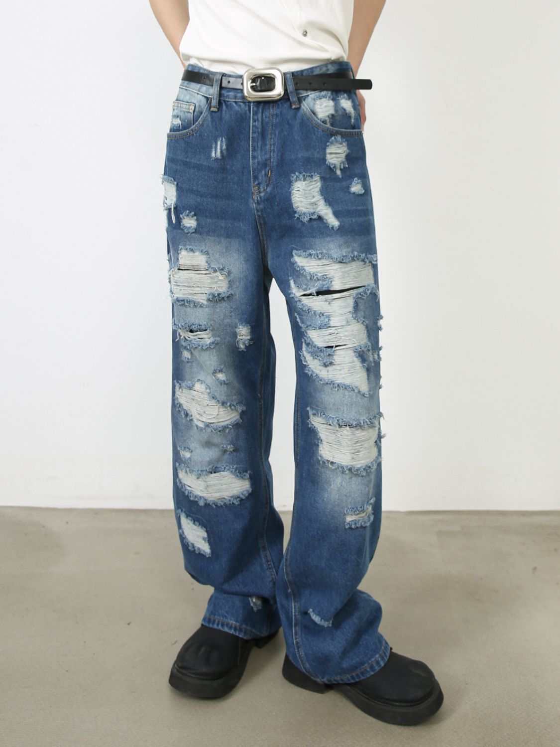 Men's distressed jeans with pockets, basic style, raw hem.