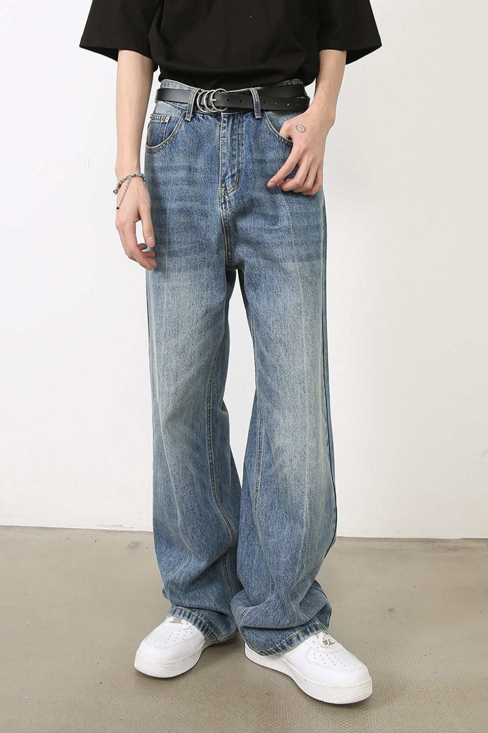 Men's washed jeans with pockets, basic style, non-stretch, cotton-viscose blend.