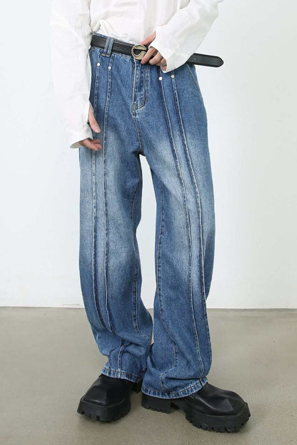 Men's loose fit jeans in blue denim, basic style, no stretch, worn with black belt and shoes.