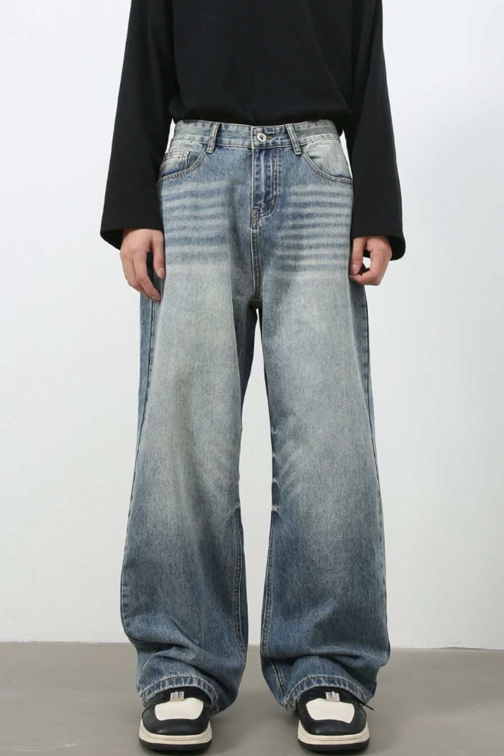 Men's wide leg jeans with pockets in blue denim.
