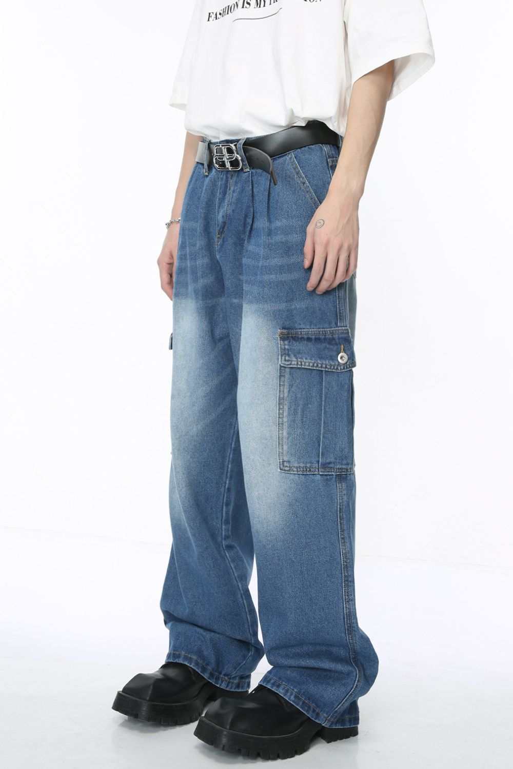Baggy jeans with cargo pockets made of cotton, polyester, and viscose blend.