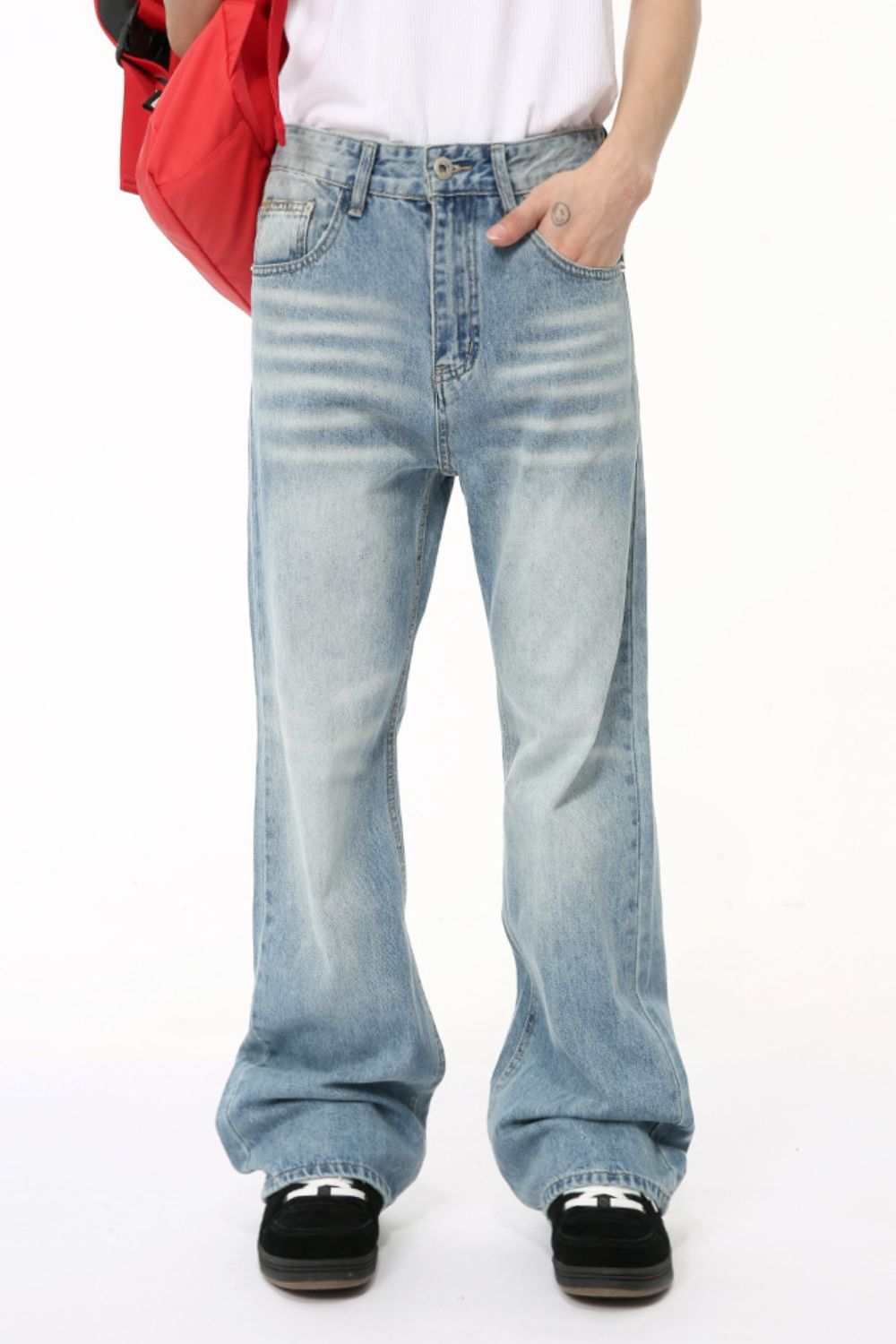Baggy jeans with pockets in light denim, no stretch, featuring a basic style.