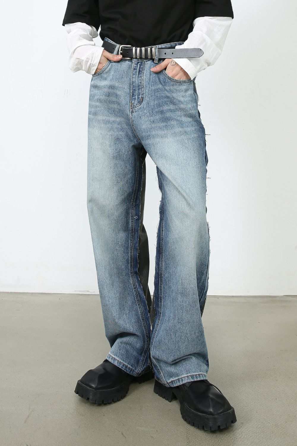 Men's contrast loose fit jeans with no stretch and basic style.
