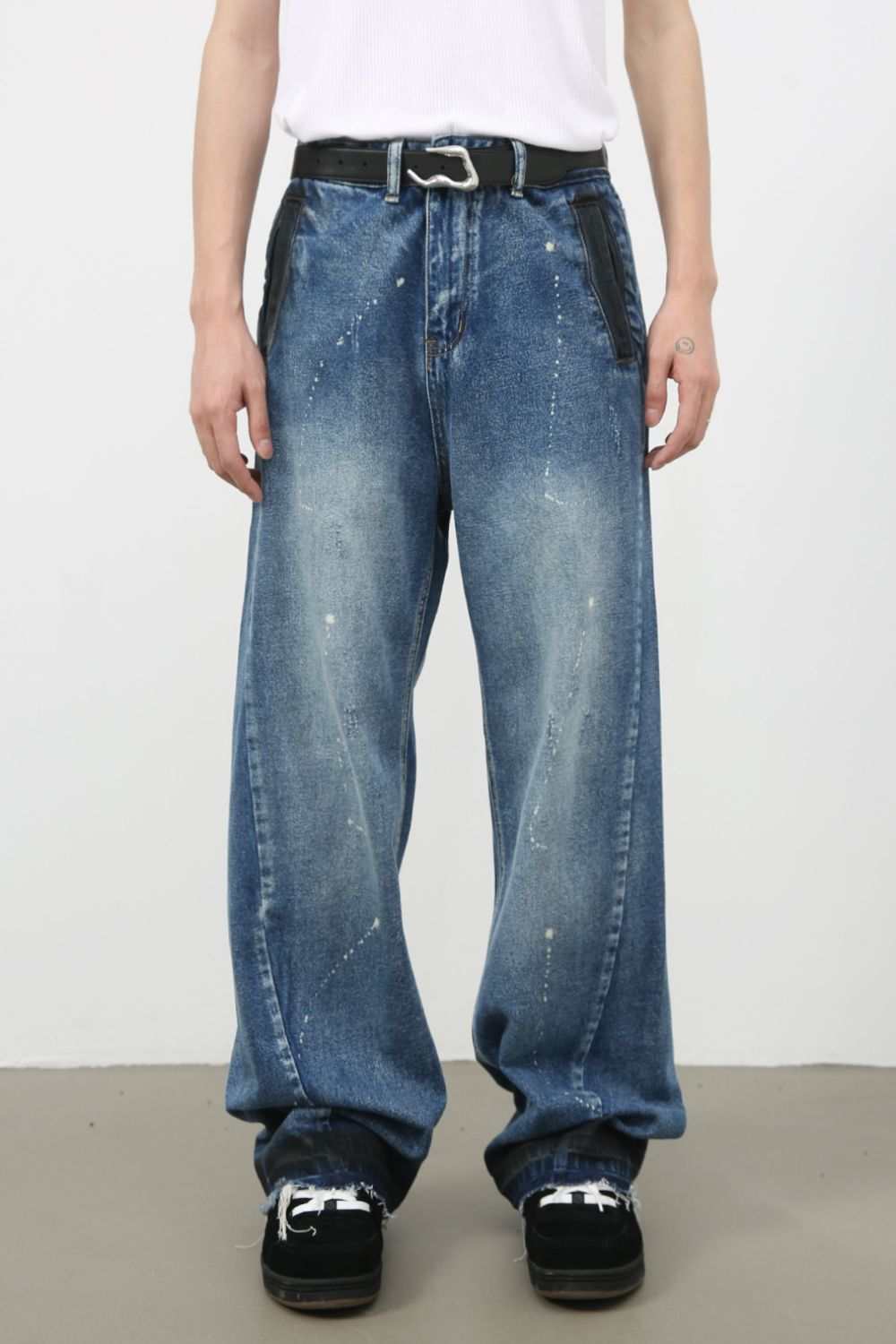 Men's raw hem baggy jeans with pockets, blue denim, non-stretch fabric.