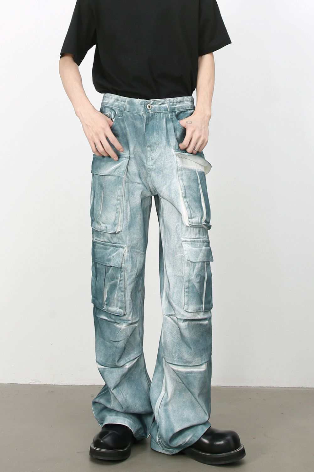 Men's tie-dye cargo jeans in blue with pockets, 100% cotton, basic style.