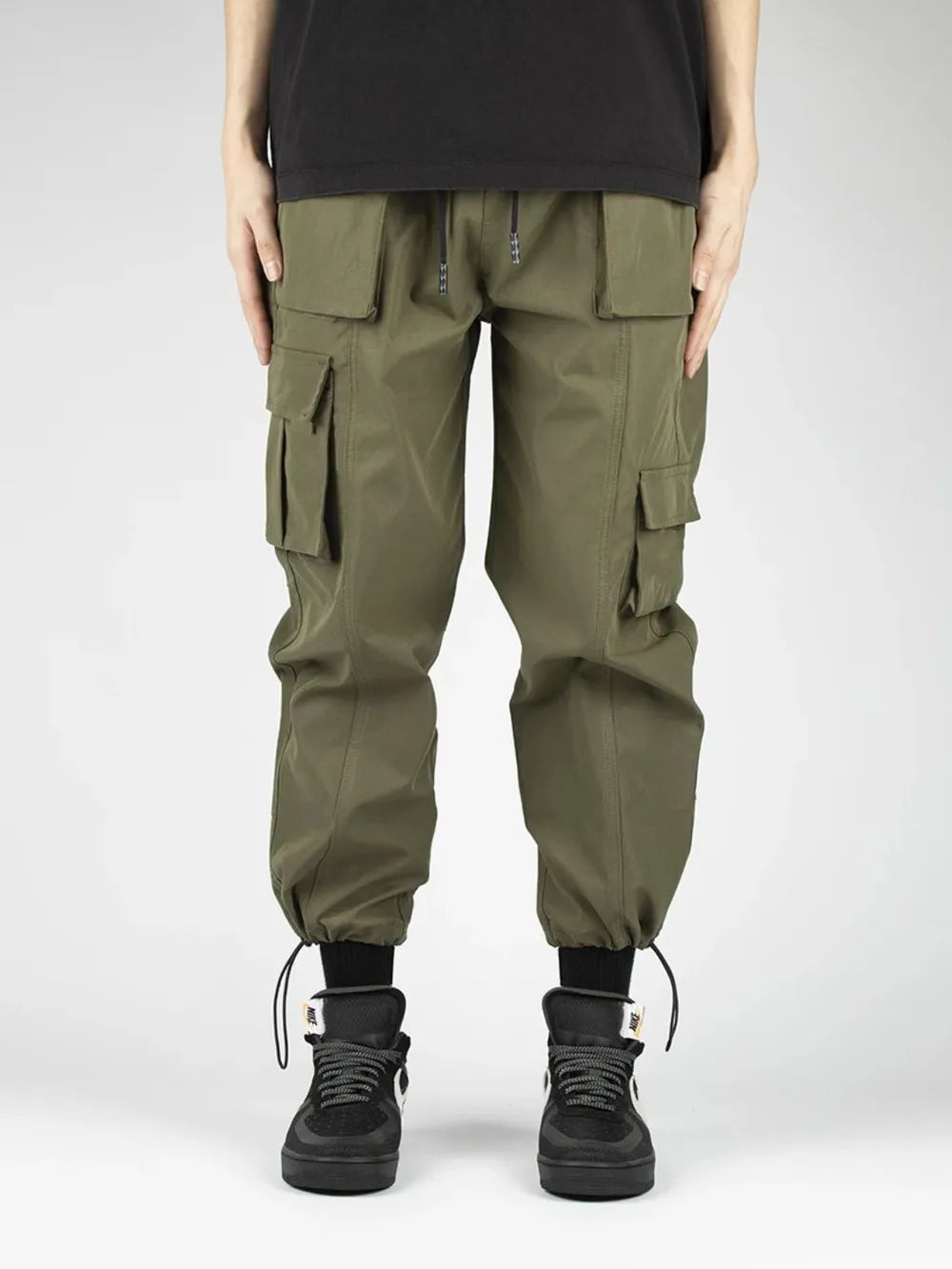 Men's drawstring cargo pants with pockets in green, made from 95% cotton and 5% polyester.