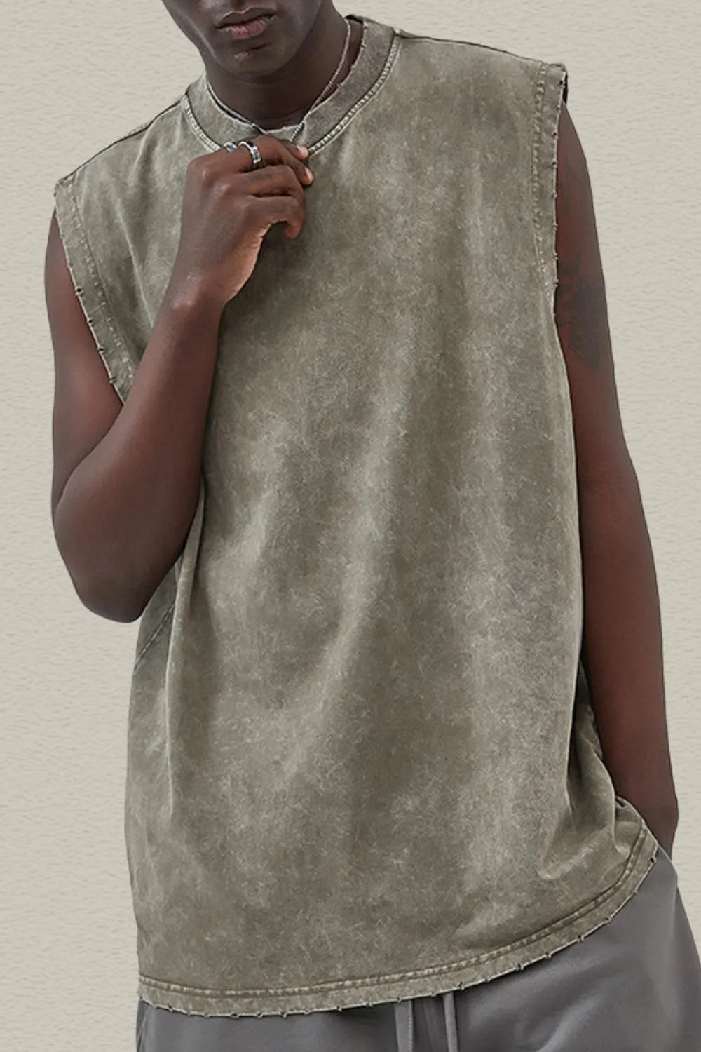 Men's round neck tank made of 100% cotton in a basic style, slightly stretchy fabric.