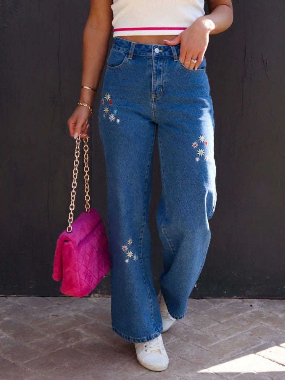 Embroidered straight jeans with pockets, featuring floral designs, made from 100% cotton.
