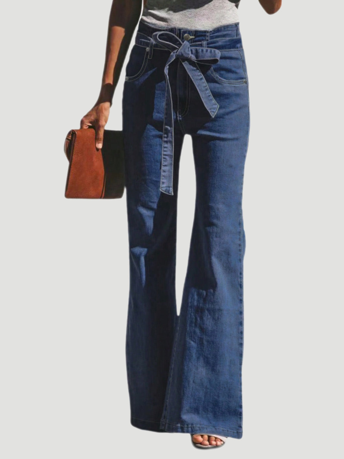 Tied flare jeans with pockets and moderate stretch in blue denim.
