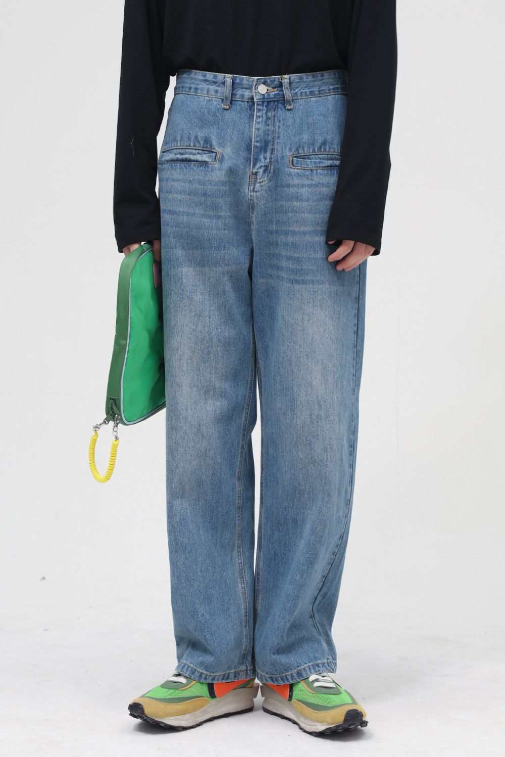 Baggy jeans with front pockets, no stretch, cotton-polyester blend.