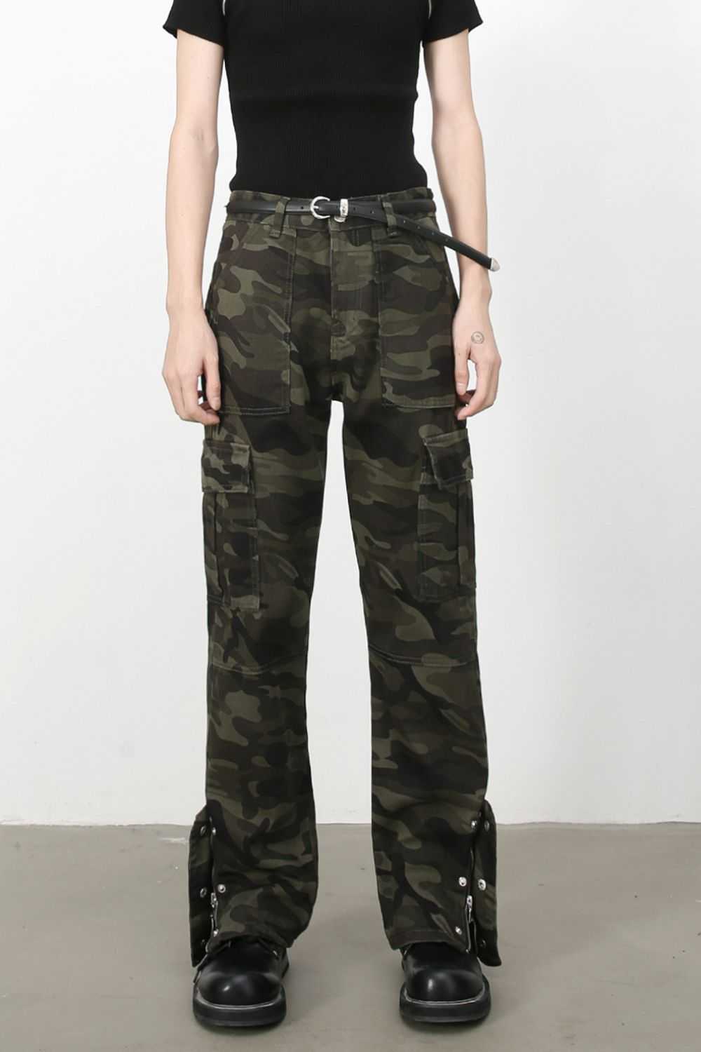 Men's camouflage jeans with cargo pockets in 100% cotton, basic style.