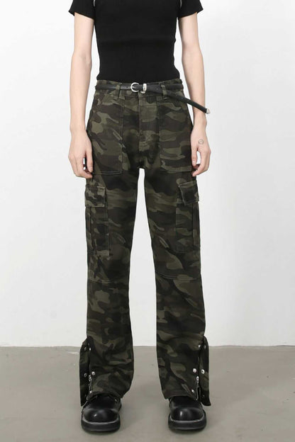 Men's camouflage jeans with cargo pockets in 100% cotton, basic style.