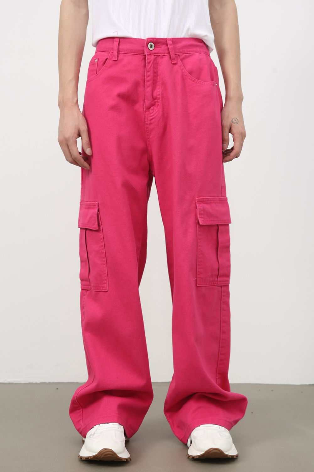 Men's loose jeans with cargo pockets in pink, 100% cotton, pocketed design.