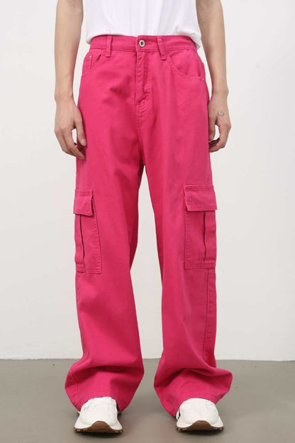 Men's loose jeans with cargo pockets in pink, 100% cotton, pocketed design.