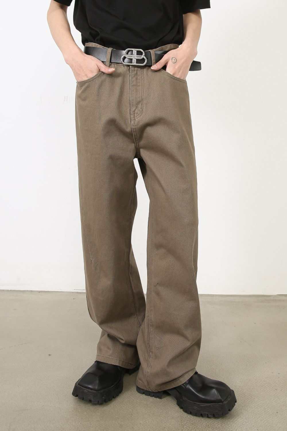 Men's baggy jeans with pockets in brown, basic style, 98% cotton material.