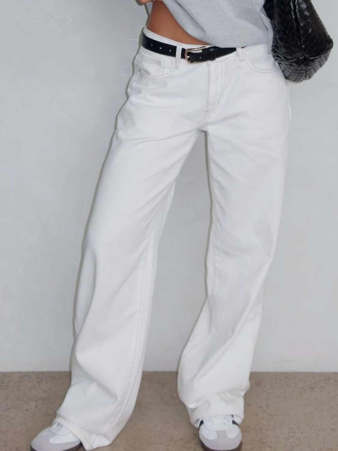Wide leg jeans with pockets, buttoned, non-stretch, white color.