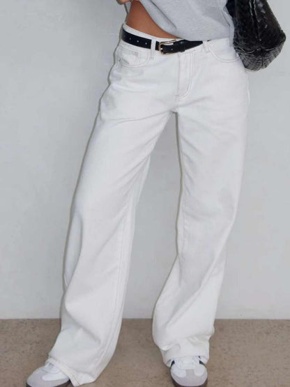 Wide leg jeans with pockets, buttoned, non-stretch, white color.