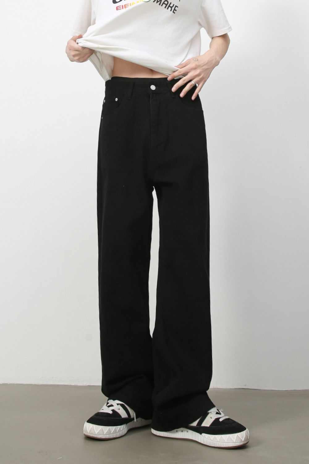 Men's baggy black jeans with pockets made of 100% cotton.